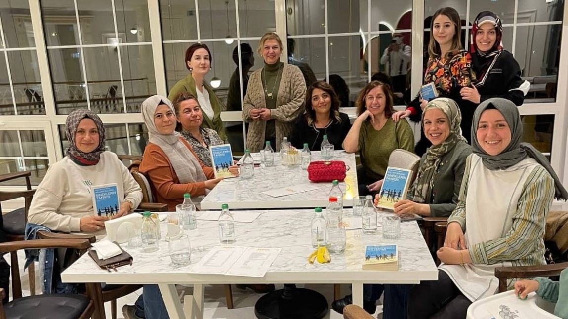 Okulumuz Öğretmenleri Fikir İşçileri Kitap Kulübü Aylık Toplantısını Gerçekleştirdi