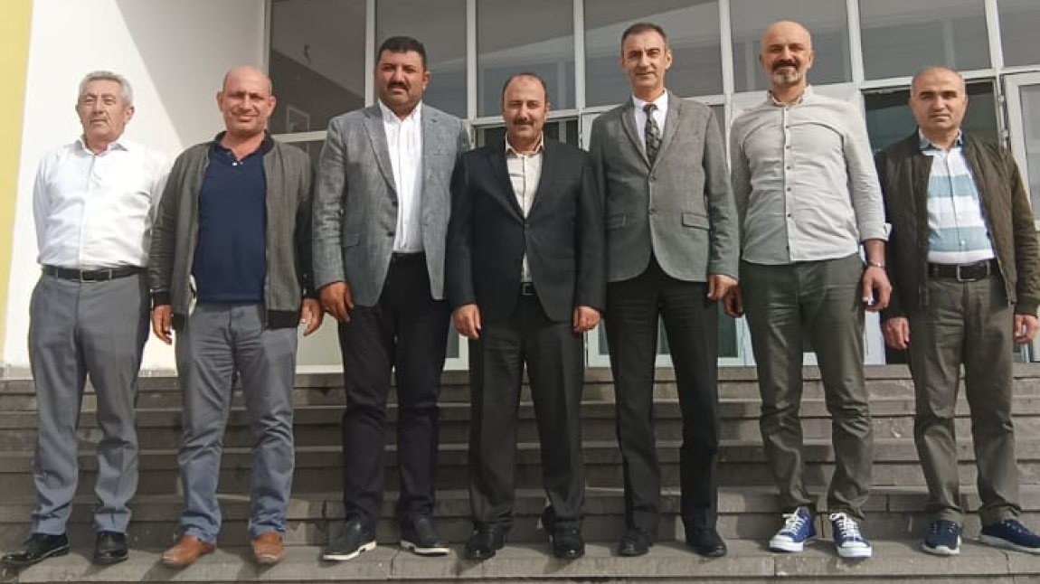 Dulkadiroğlu İlçe Milli Eğitim Müdürü ve Şube Müdürleri, Okul Müdürümüz Ahmet Yağdıgül'e Hayırlı Olsun Ziyaretinde Bulundu